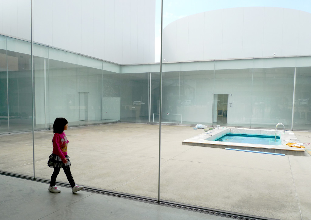 プールサイド小景